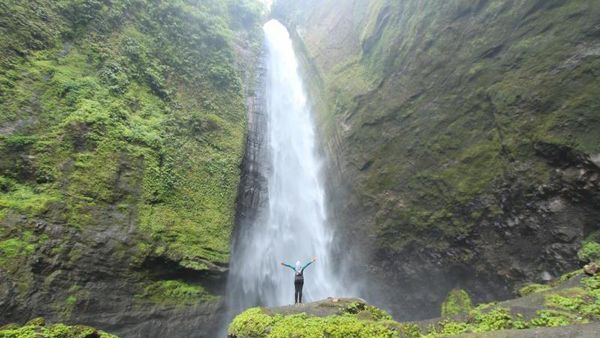 Indahnya Air Terjun Kabut Pelangi di Gunung Semeru