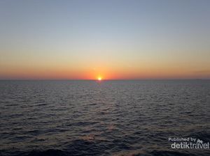 Indahnya Bulan Purnama di Laut Alor