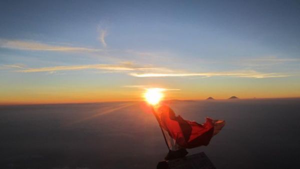 Indahnya Hamparan Awan dari Puncak Gunung Slamet