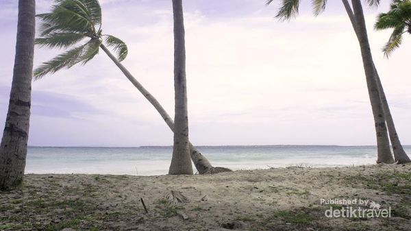 Indahnya Hamparan Pasir Putih Pantai Bara, Sulawesi Selatan