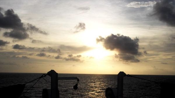 Indahnya Senja di Laut Jawa