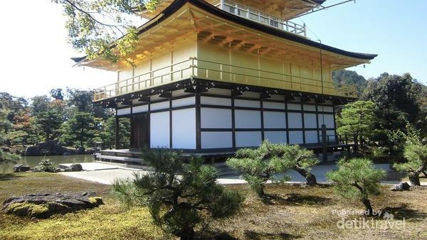 Ini Dia Kuil Berlapis Emas di Jepang