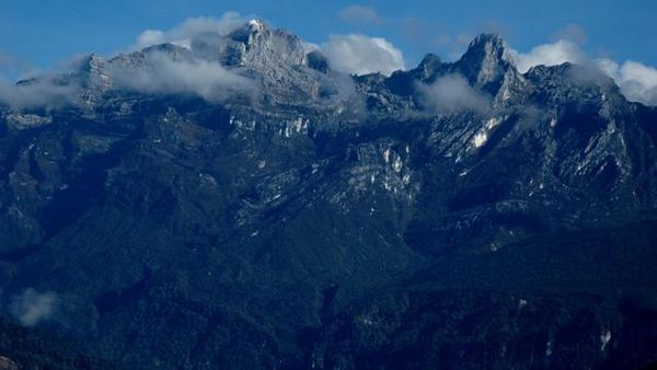 Ini Dia Salju di Puncak Carstenz