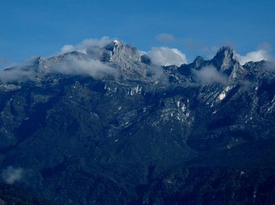 Ini Dia Salju di Puncak Carstenz