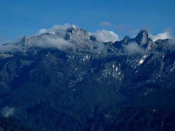 Ini Dia Salju di Puncak Carstenz