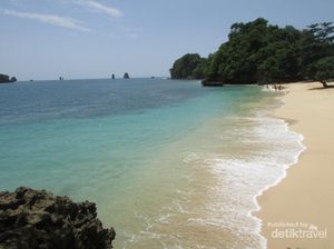 Ini Pantai Cantik Tersembunyi di Malang