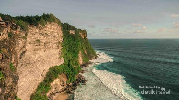 Inikah Pura Sekaligus Spot Sunset Terindah di Bali?