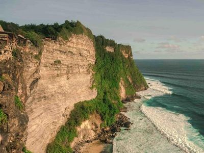 Inikah Pura Sekaligus Spot Sunset Terindah di Bali?