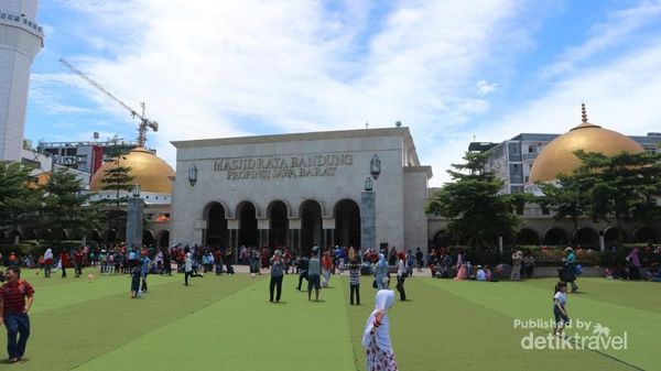Intip Cantiknya Bandung dari Menara Masjid Agung