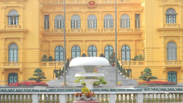 Istana Kuning yang Megah di Hanoi