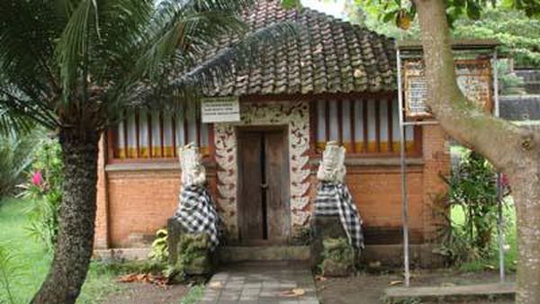 Jalan-jalan ke Istana Musim Panas dan Air Awet Muda di Lombok