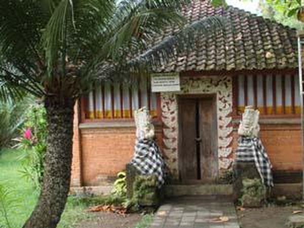 Jalan-jalan ke Istana Musim Panas dan Air Awet Muda di Lombok