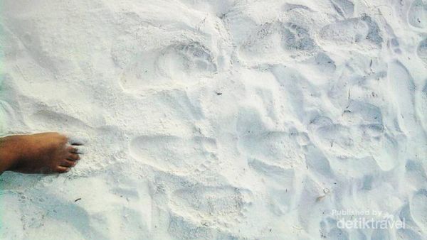 Jatuh Cinta Pada Pasir Seputih Kapas di Belitung