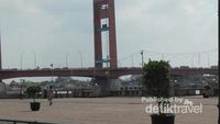 Jembatan Ampera Padatnya Tak Kenal Waktu