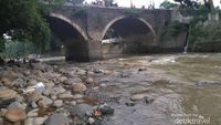 Jembatan Bersejarah Bogor di Atas Sungai Ciliwung