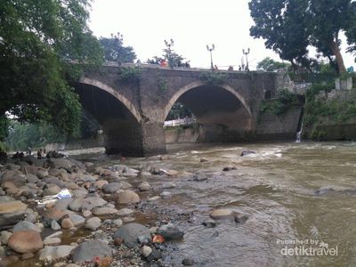 Jembatan Bersejarah Bogor di Atas Sungai Ciliwung