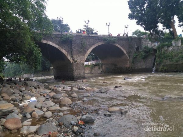 Jembatan Bersejarah Bogor di Atas Sungai Ciliwung