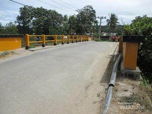 Jembatan Kecil yang Menghubungkan Pulau Sumatera & Samosir