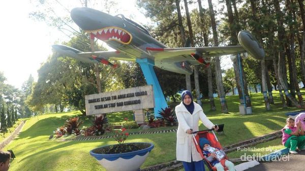 Jogging di Hari Minggu di Seskoau Berlatar Gunung Tangkuban Perahu