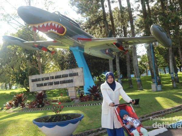 Jogging di Hari Minggu di Seskoau Berlatar Gunung Tangkuban Perahu