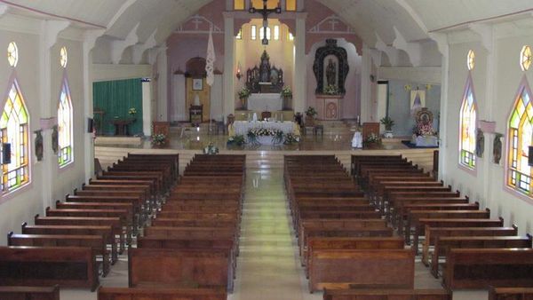 Kaca Patri Katedral Reinha Rosari Larantuka