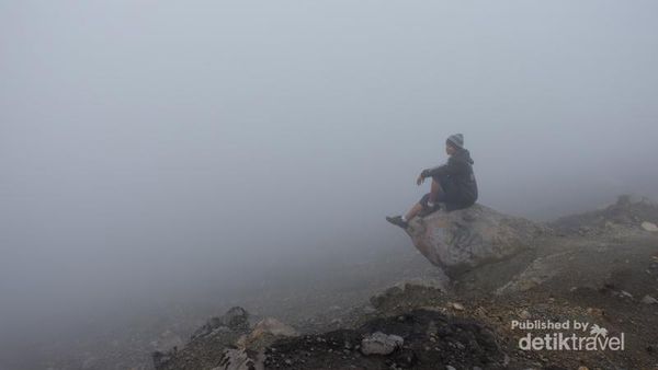 Kala Kabut Berselimut di Puncak Marapi