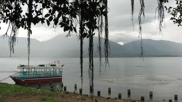 Kala Mendung di Danau Singkarak