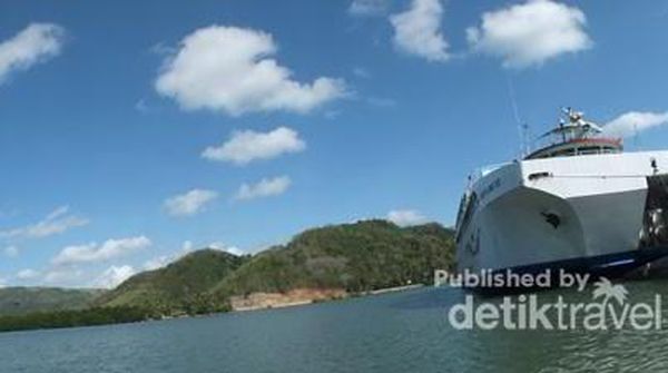 Kapal dan Perbukitan, Perpaduan Sempurna di Pelabuhan Lombok
