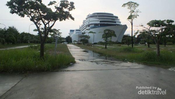 Kapal Pesiar Terdampar? Bukan, Ini Hotel Pacific di Batam
