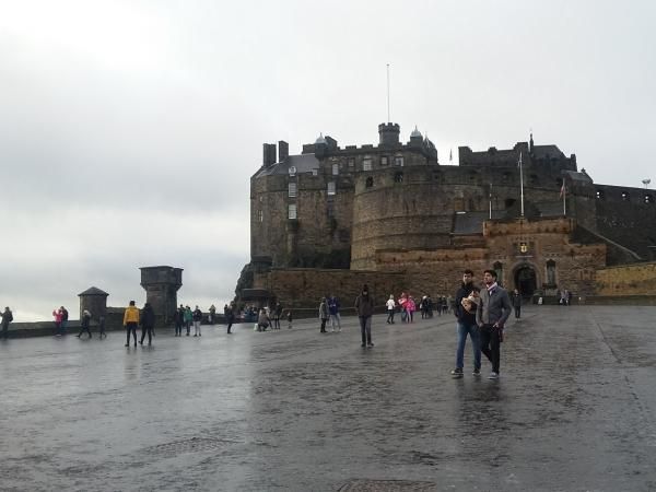 Kastil Ini Dibangun di Atas Bekas Gunung Berapi