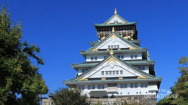 Kastil Osaka yang Megah dan Bersejarah