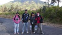 Kawah Ijen dan Keramahan Penambang Belerang yang Memikat