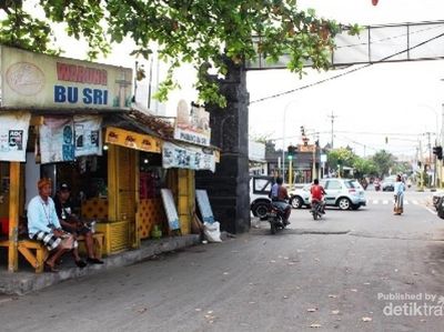 Ke Pantai Lebih Gianyar Bali, Ada Apa di Sana?