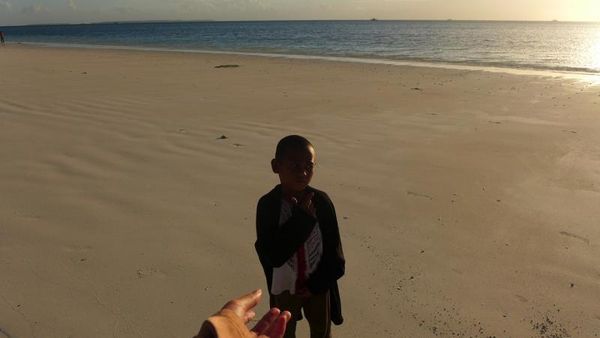 Kehangatan Sunset di Pasir Panjang Maluku