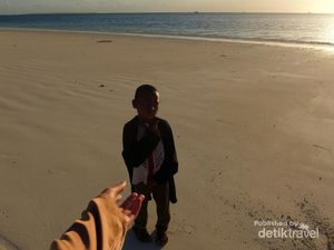 Kehangatan Sunset di Pasir Panjang Maluku