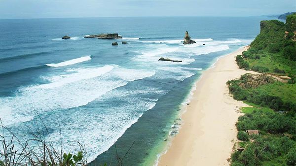 Keindahan Panorama Pantai Buyutan di Pacitan