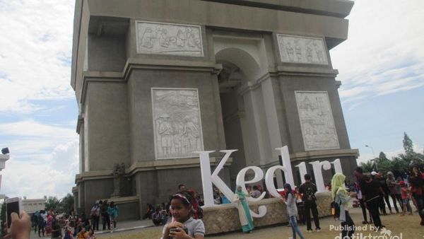 Kembaran Arc de Triomphe di Kediri