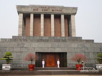 Kembaran Lapangan Tiananmen di Hanoi