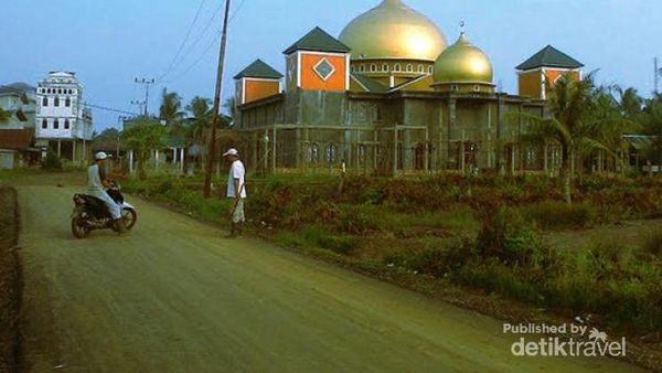 Kembaran Masjid Kubah Emas Depok Ada di Jambi