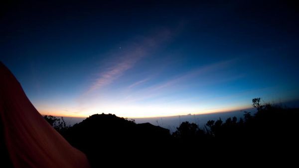 Kemilau Pagi Dari Gunung Merbabu