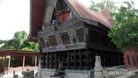 Kenali Rumah Adat Batak Toba dari Destinasi Ini