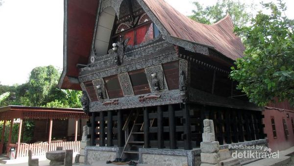 Kenali Rumah Adat Batak Toba dari Destinasi Ini