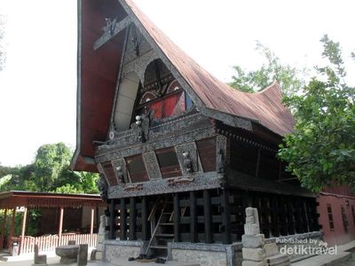 Kenali Rumah Adat Batak Toba dari Destinasi Ini
