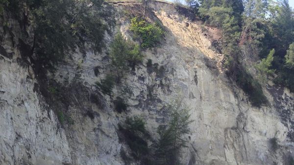 Keren! Barisan Tebing Batu di Pantai Lambroh, Aceh Besar
