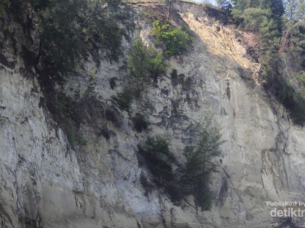 Keren! Barisan Tebing Batu di Pantai Lambroh, Aceh Besar