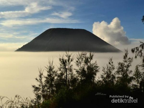 Ketika Gunung Bromo Terlihat Seperti Negeri di Atas Awan