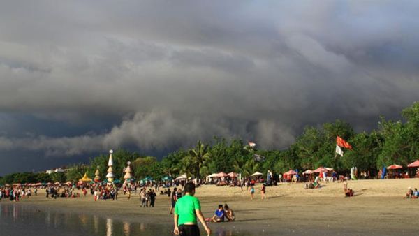 Ketika Hujan Menyapa Pantai Kuta