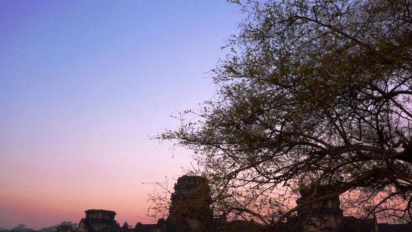 Ketika Sang Surya Menyapa Angkor Wat