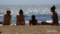 Ketika Turis Seksi Asyik Menikmati Indahnya Pantai Kuta