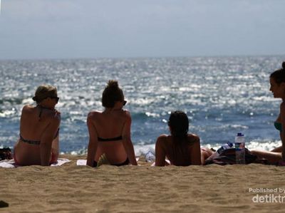 Ketika Turis Seksi Asyik Menikmati Indahnya Pantai Kuta